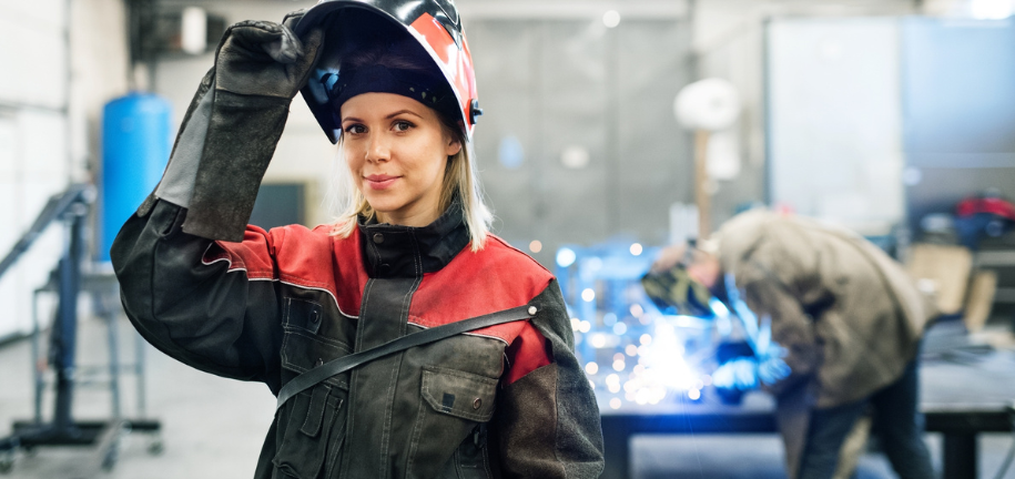 Frau im Handwerk bzw. Berufsalltag als Beispiel für Fachkräfte im Handwerk und neue Zielgruppen gegen den Fachkräftemangel