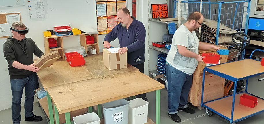 Gehörlose lernen in einer Weiterbildung Lagerlogistik