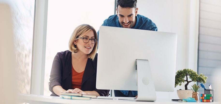 Ein Mann prüft seine Weiterbildungsmöglichkeiten für kaufmännische Berufe