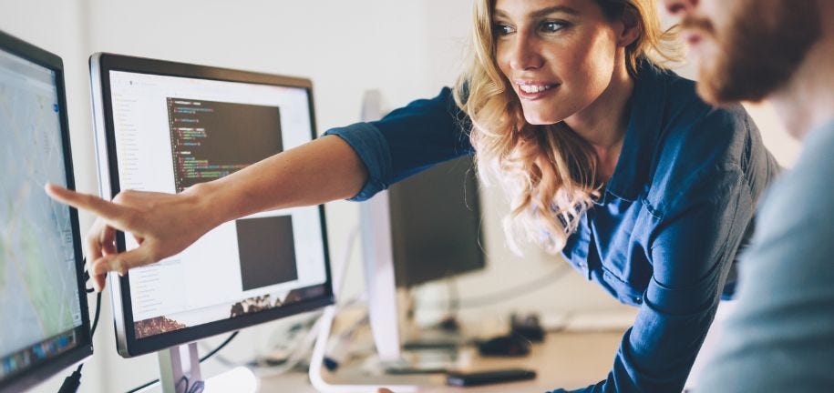 Teilnehmende sprechen über Aufgaben in ihrer IT Weiterbildung