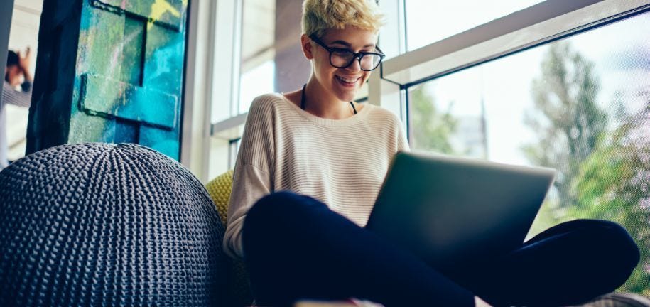 Eine junge Frau macht eine Online-Weiterbildung