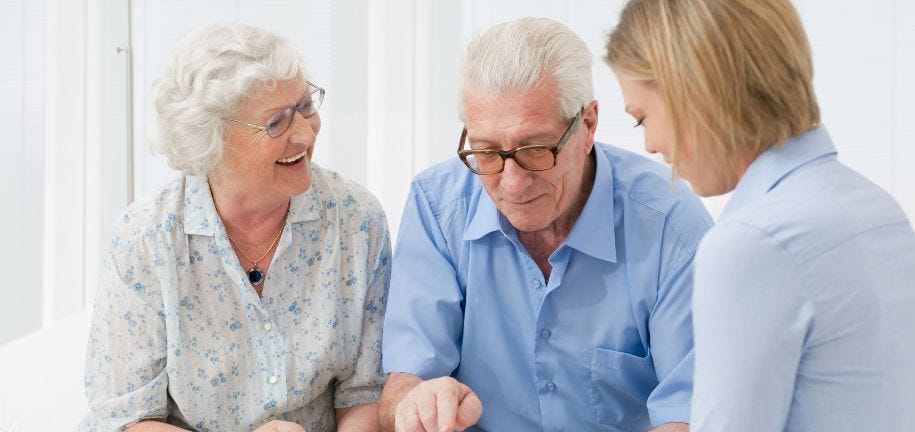 Pflegeberaterin informiert Senioren über ihre Pflegemöglichkeiten