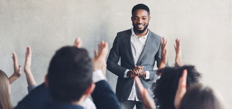 Mann feiert den Abschluss seiner Weiterbildung