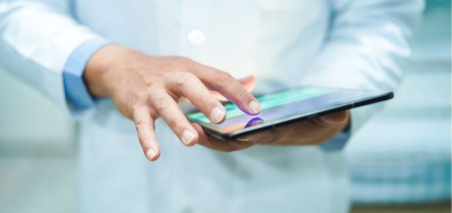 Pfleger testet smarte IT-Lösungen in der Pflege