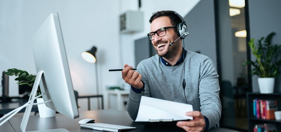 Ein älterer Mann informiert sich bei der TÜV Rheinland Akademie über digitale Kompetenzen