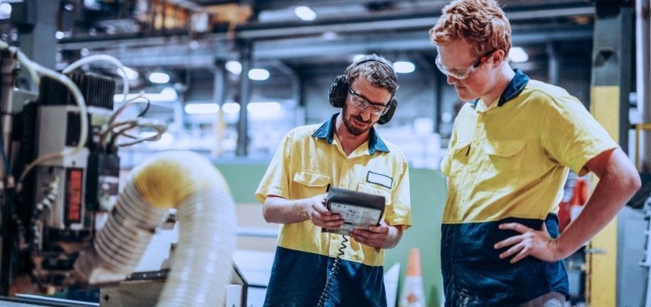Automatisierungstechniker in der Werkstatt geben Befehle in Panel ein