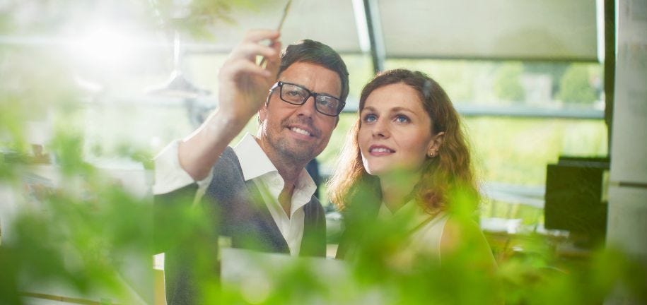 Ein Mann redet über nachhaltige Jobs