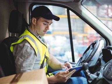 Kurierfahrer lernt Abläufe in einer Weiterbildung mit Führerschein