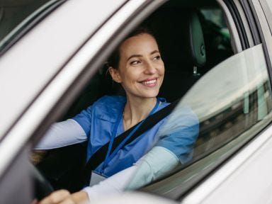 Teilnehmerin startet eine Fahrstunde in ihrer Weiterbildung Ambulanter Pflegehelfer mit Führerschein B