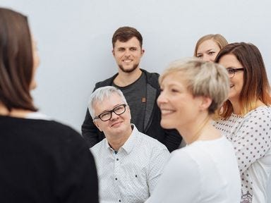 Menschen nutzen die individuelle Umschulungsberatung