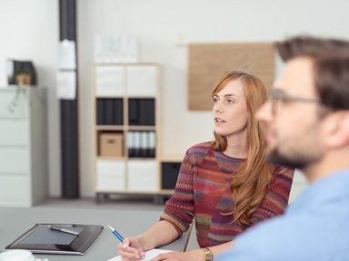 Förderung: Bildungsgutschein. Jetzt beraten lassen. Mann erhält eine Beratung zum Bildungsgutschein