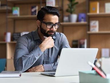 Mann lernt für sein IHK Zertifikat