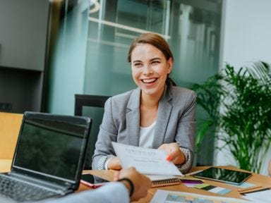 Frau erklärt die Ziele des IHK Zertifikatslehrgangs