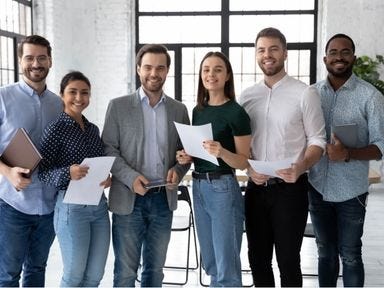 Teilnehmer einer T&Uuml;V Weiterbildung erhalten Ihre Abschl&uuml;sse und Zertifikate