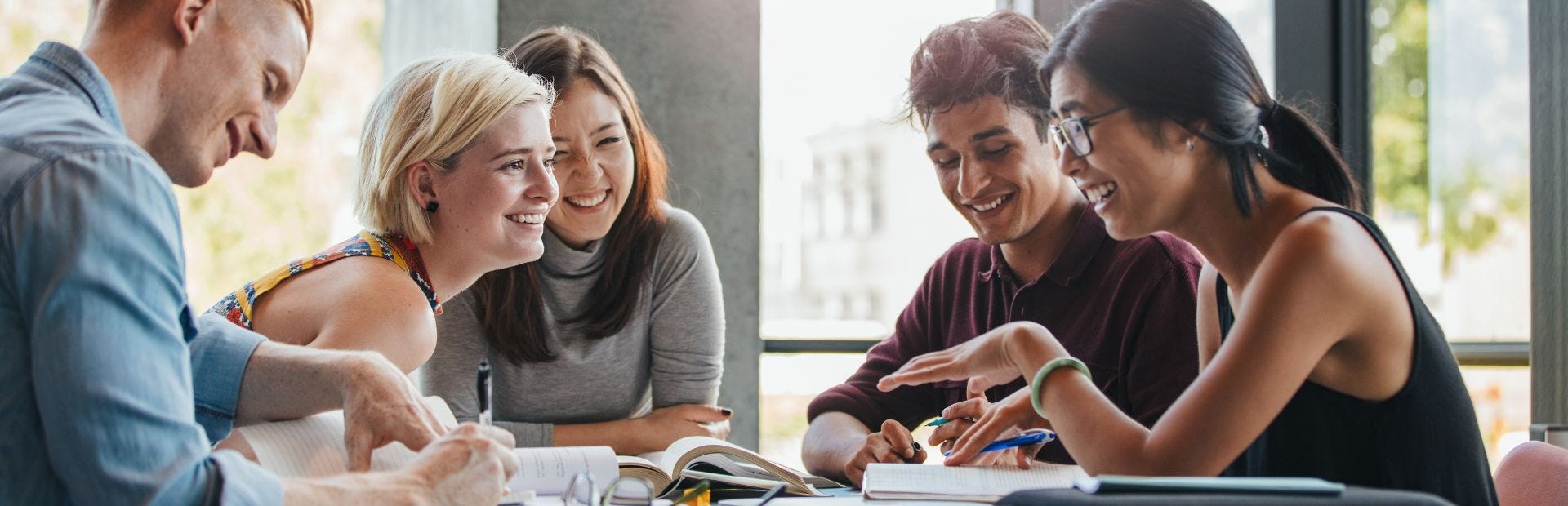 Hochschulabsolvent:innen: Unterstützung rund um den Berufseinstieg nach dem Studium Hochschulabsolventen lernen für eine geförderte Weiterbildung
