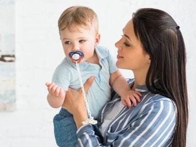 Mutter mit Kleinkind möchte nach der Elternzeit zurück in den Job