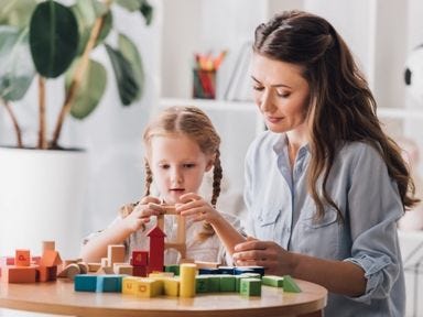 Elternzeit richtig genießen, bevor man erfolgreich in den Beruf zurückkehrt. Mutter genießt die Elternzeit mit Ihrem Kind, bevor der Joballtag wieder beginnt.