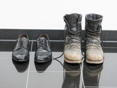 Schuhe von Soldaten die an einer Weiterbildung teilnehmen