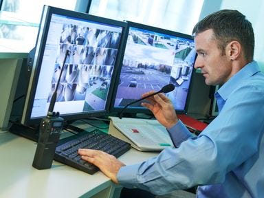 Eine Sicherheitsfachkraft überprüft die Bilder der Überwachungskamera