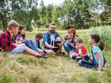 Umweltpädagogik Weiterbildung Lehrer erklären Kindern Umweltthemen und Nachhaltigkeit