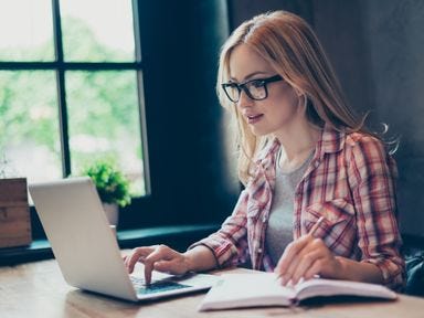 Microsoft Office Schulungen Teilnehmerin des MS Office Online Kurses beim TÜV Rheinland