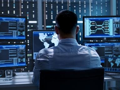 Ein Mann startet eine IT-Weiterbildung bei der TÜV Rheinland Akademie