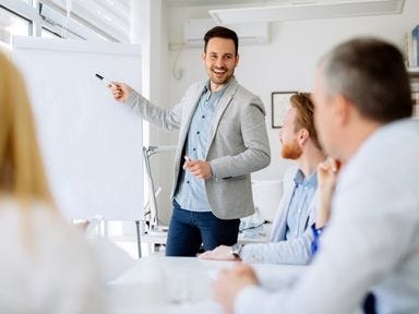 Nach einer Weiterbildung im Bereich Büromanagement stehen Ihnen bei der Jobsuche viele Türen offen. Mann stellt die Jobchancen nach der Weiterbildung im Büromanagement vor