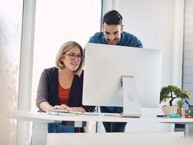 SAP kann jede:r lernen! Informieren Sie sich jetzt über unser Kurs- und Zertifizierungsangebot. Teilnehmer einer SAP Weiterbildung arbeiten an einer Kalkulation