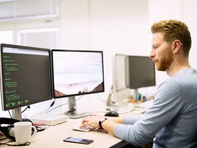 SAP Kurse und Zertifizierungen am Original SAP System! Ein Mann belegt einen SAP Kurs