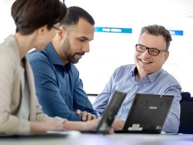 SAP ist die meistgenutzte Software in mittelständigen und großen Unternehmen. Informieren Sie sich jetzt! Teilnehmer in einem SAP Kurs werden von einem Dozenten beraten