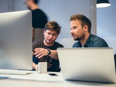 Von der Theorie bis hin zur Praxis - Wir bereiten Sie intensiv auf Ihren Berufsweg in Vertrieb, Handel und Verkauf vor. Zwei Männer besprechen die neue Verkaufsstrategie in der Weiterbildung