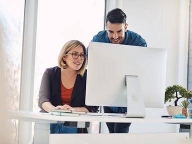 SAP Zertifikat Foundation-Level - die SAP-Einstiegszertifizierung. Jetzt informieren! Ein Mann und eine Frau absolvieren eine SAP Weiterbildung