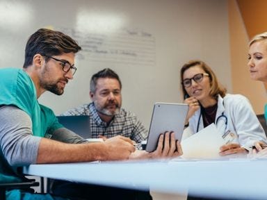 Prüfung der Pflegequalifikation und Festlegung von Ausgleichsmaßnahmen im Anerkennungsverfahren. Gruppe von Menschen bei der fachlichen Prüfung von Dokumenten – Vergleich ausländischer Qualifikationen im Pflegebereich.