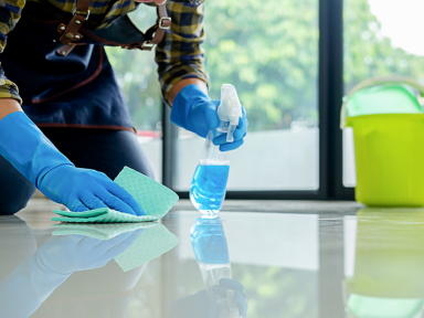 Zwei Hausmeister stehen vor Ihrem Dienstfahrzeug.