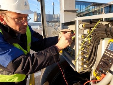 Industrieelektriker überprüft die Funktionalität einer Anlage