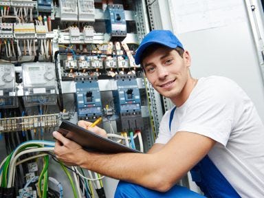 Elektriker &uuml;berpr&uuml;ft Schaltschrank