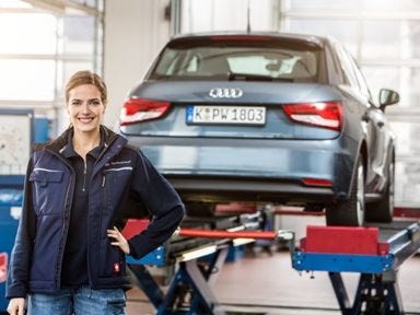 Kfz Mechatronikerin arbeitet in ihrer Umschulung