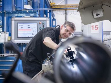Ein Mann arbeitet in einer Metallwerkstatt