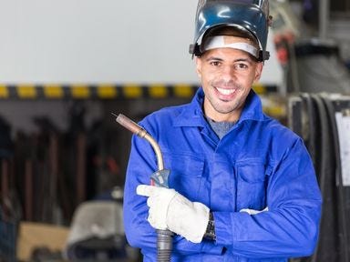 Ein junger Mann arbeitet in einer Metallwerkstatt
