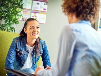 Zwei Frauen im Beratungsgespräch