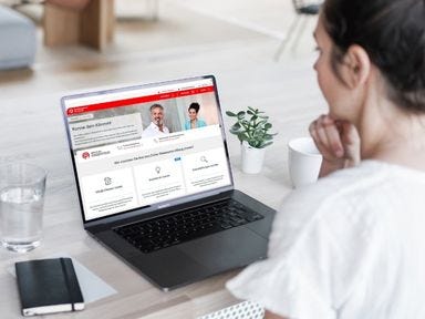 Frau benutzt Kursnet auf ihrem Laptop