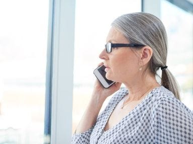 Frau informiert sich über Wiedereinstiegsmöglichkeiten, nach der Arbeitslosigkeit.  Mit unseren Bildungsangeboten unterstützen wir Sie dabei, die Arbeitslosigkeit schnell wieder hinter sich zu lassen.