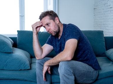 Mann ist besorgt nach seiner Kündigung wegen der Arbeitslosigkeit Sie haben die Kündigung erhalten oder sehen sie auf sich zukommen? Wir sind für Sie da und unterstützten Sie bei den nächsten Schritten.