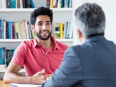 Älterer Arbeitnehmer beantragt Arbeitslosengeld beim Beratungsgespräch Arbeitslosengeld beantragen? Wir unterstützen Sie dabei und zeigen Ihnen, worauf Sie achten müssen.