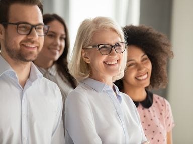 Menschen nutzen die Leistungen der Agentur für Arbeit