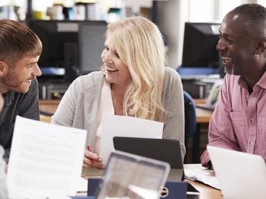 Eine Frau macht während der Kurzarbeit eine geförderte Weiterbildung