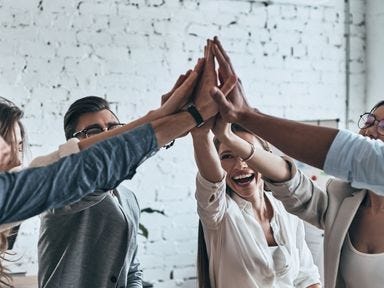 Mitarbeiter:inne eines Unternehmens nutzen das Qualifizierungschancengesetz
