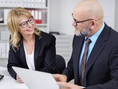 Ein Mann erklärt einer Frau die staatlichen Fördermöglichkeiten 