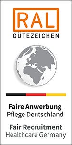 Kompetenter Service bei der Rekrutierung von Fachkräften. Unser Team ist für Sie da. Servicemitarbeiterin im Gespräch zum Thema Fachkräfte aus dem Ausland gewinnen.