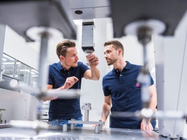 Zwei Männer stehen vor einer Anlage